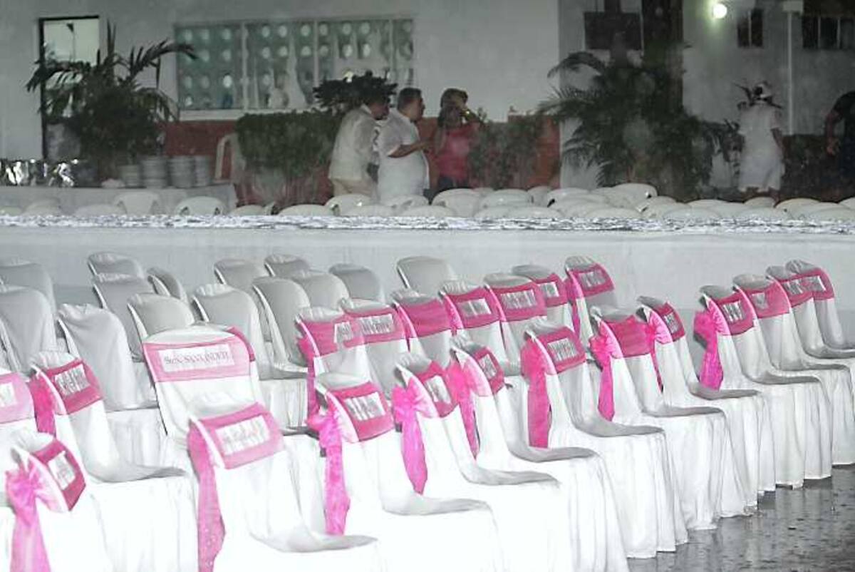 Las sillas dispuestas para las reinas, queda-ron desocupadas y mojadas.