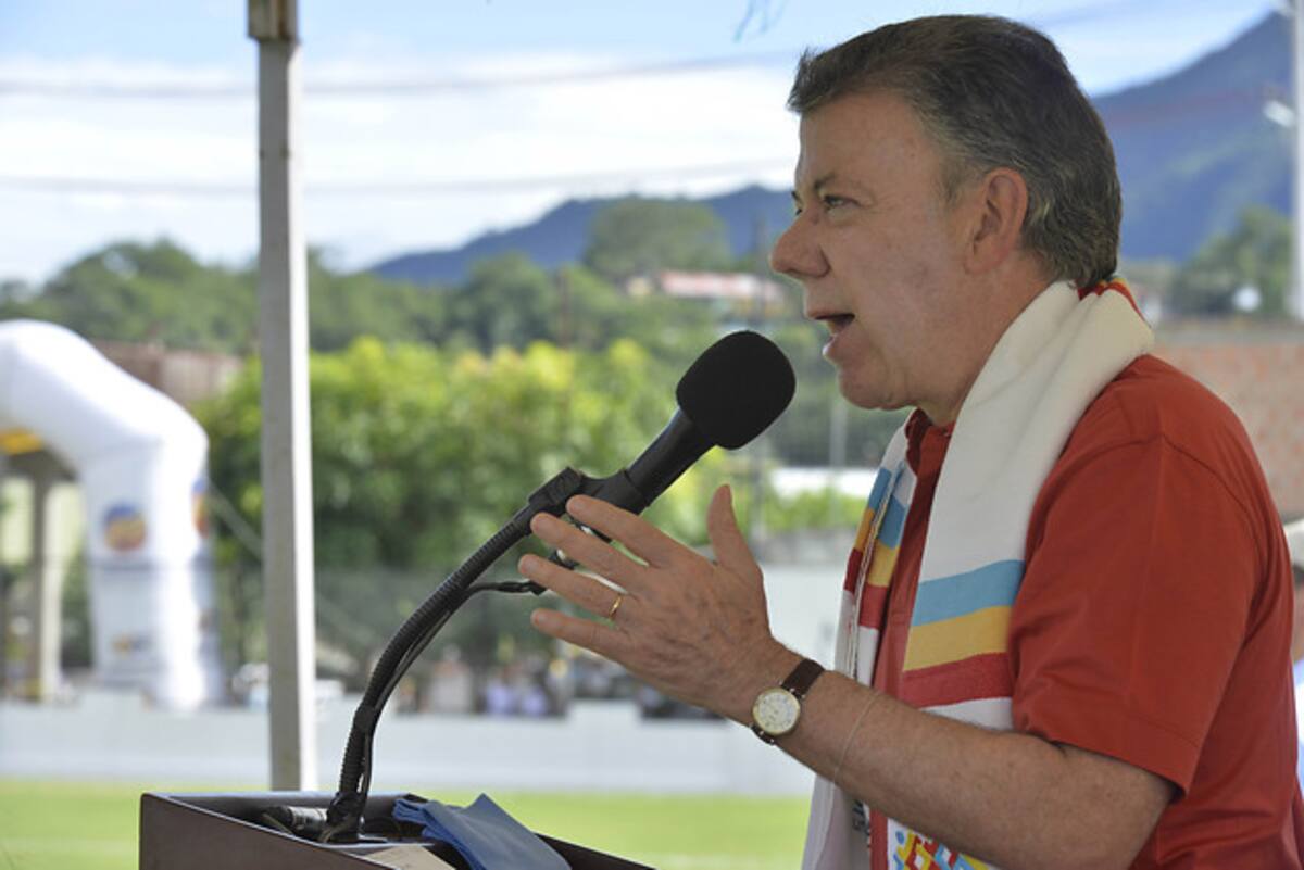 El Presidente Juan Manuel Santos durante la inauguración este sábado del Estadio Municipal de la Paz en Apulo, Cundinamarca. Colprensa