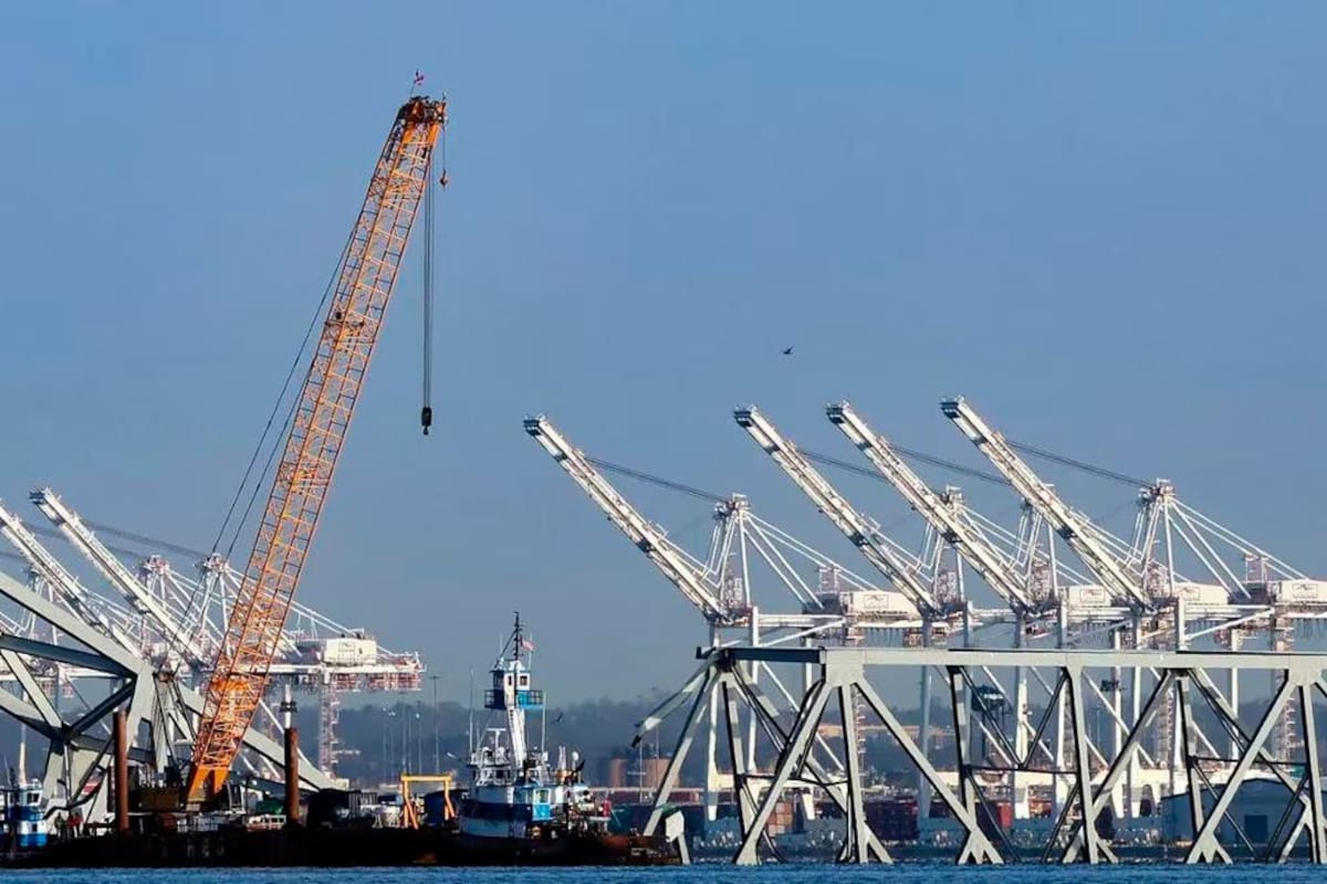 La grúa más grande de la costa Este de EE.UU. llega a Baltimore para limpieza