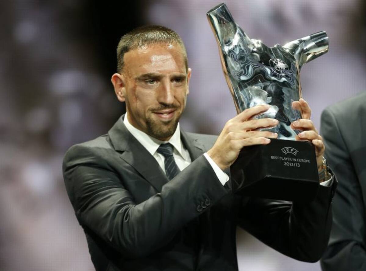 Ribery recibió el premio de mejor jugador del año en Europa. AFP