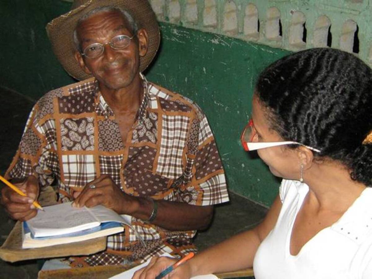 Adultos hasta de 68 años se benefician del programa de alfabetización. CORTESÍA