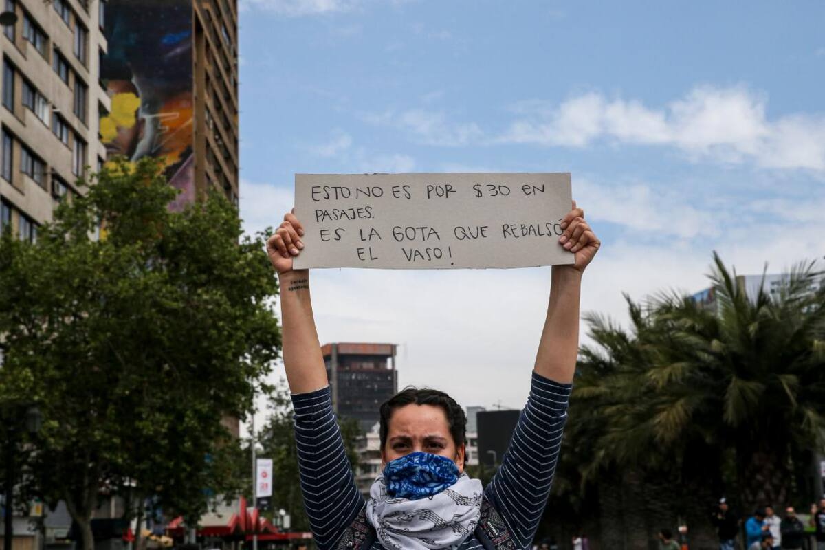 Gobierno de Chile suspende alza de tarifas del metro, detonante de disturbios