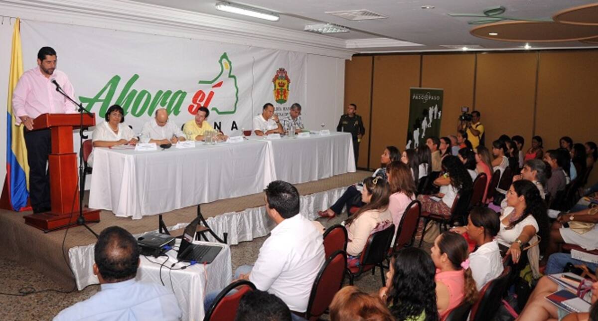 El alcalde de Cartagena, Dionisio Vélez, durante su intervención en el Foro de Reintegración y Reconciliación de Víctimas y Victimarios del conflicto armado.