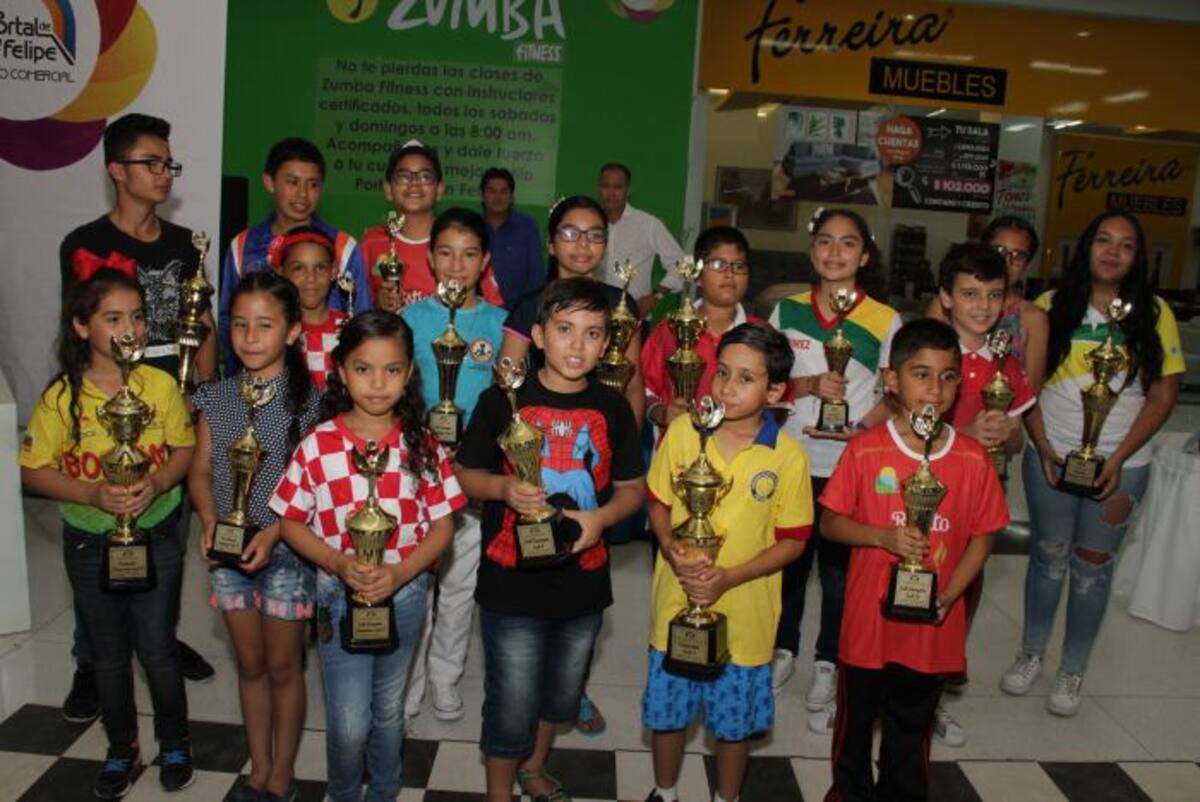 Los campeones, subcampeones y terceros en el Nacional de Ajedrez, que se realizó en Cartagena. LUIS APARICIO EL UNIVERSAL