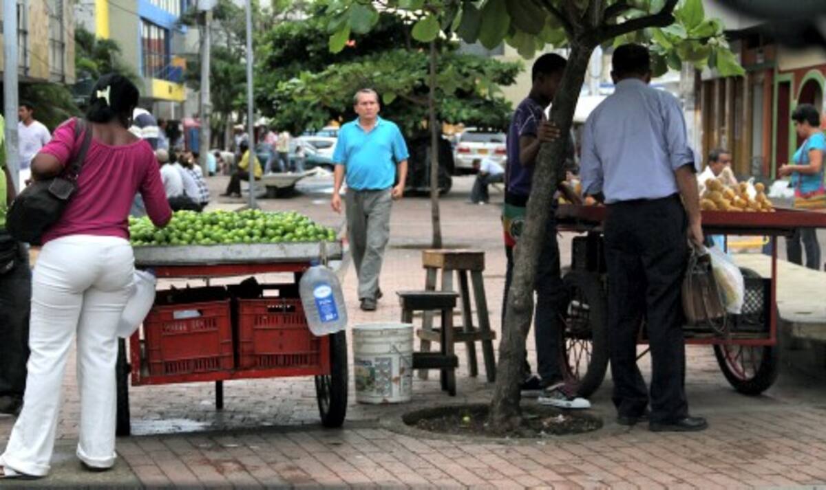 El comercio callejero es incentivado por miles de cartagenero que hacen “mercado” en las aceras del Centro. ÓSCAR DÍAZ – EL UNIVERSAL