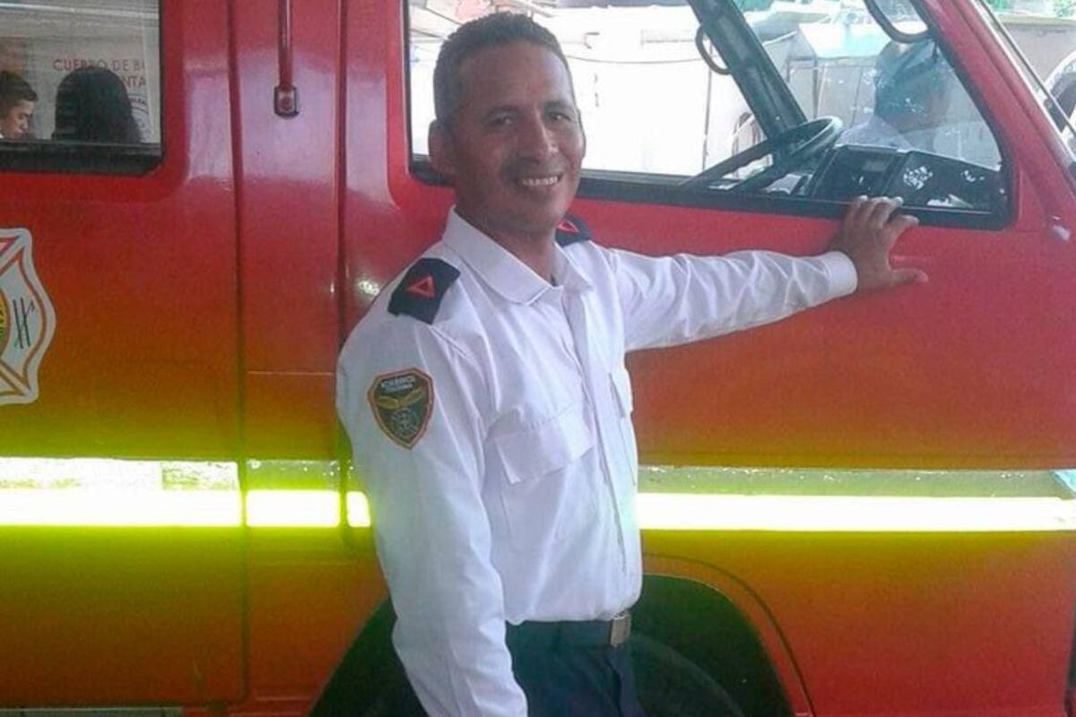 Mientras cumplía su deber, bombero muere apagando un incendio forestal