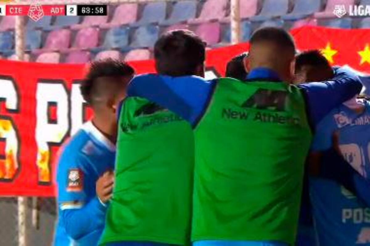 Video: colombiano, al estilo Maradona, marcó un golazo en Perú