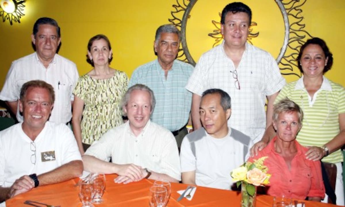 Andrew Spence, Steven Ringler, Gary Lee y Ann Forselius. De pie: Álvaro Salom, Lucy de Salom, Julio Alejandro Hernández, Plinio Sierra y María Cristina D´Luiz.