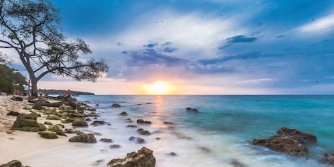 Playa Blanca en Cartagena: un paraíso de aguas cristalinas que debes visitar