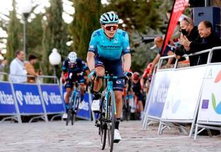 Miguel Ángel “Supermán” López sigue segundo en la Vuelta a Andalucía