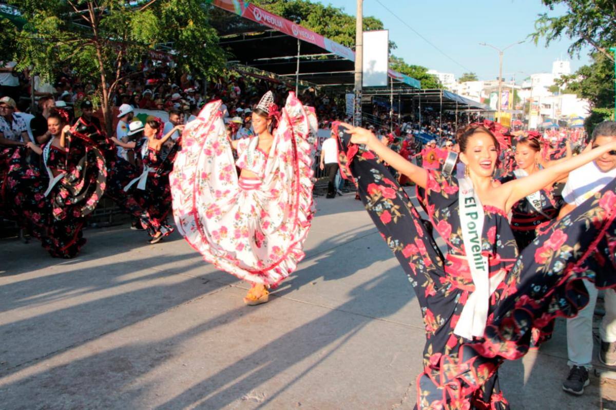Las 12 candidatas del Reinado Popular también bailaron a ritmo de fandango. // MANUEL SANTIAGO PÉREZ