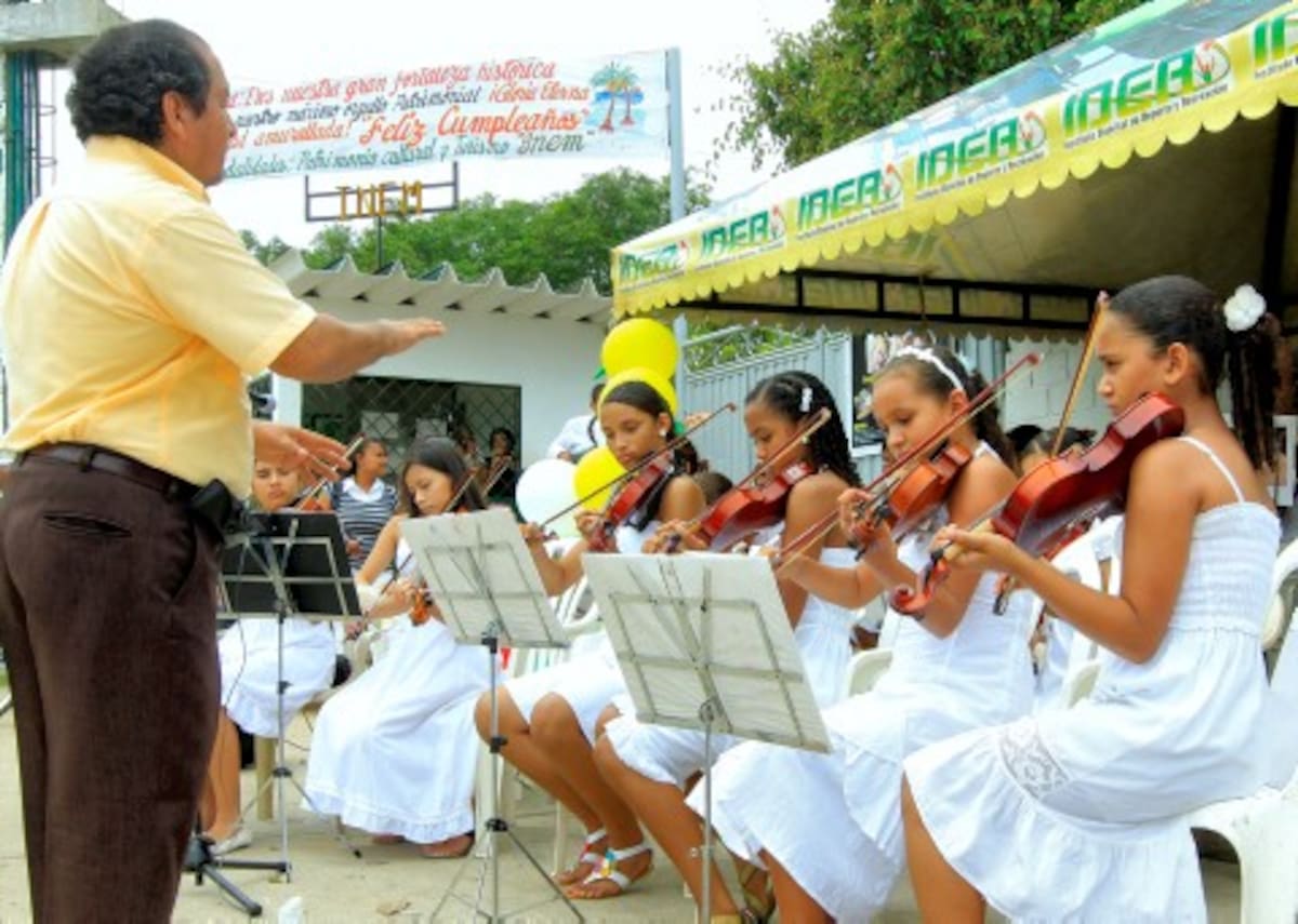 Los talentos musicales relucieron en la jornada de ayer en el INEM, como quiera que éste es el único colegio de Cartagena que tiene una orquesta sinfónica.