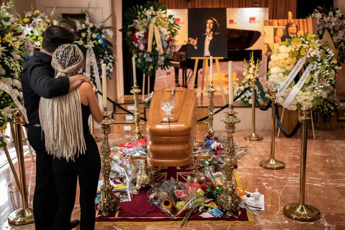 Amigos y seguidores despiden a Camilo Sesto entre flores y aplausos