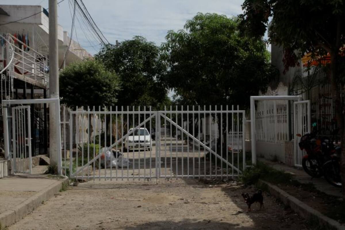 Así se aprecian las rejas de seguridad instaladas por la comunidad. Julio Castaño- El Universal.
