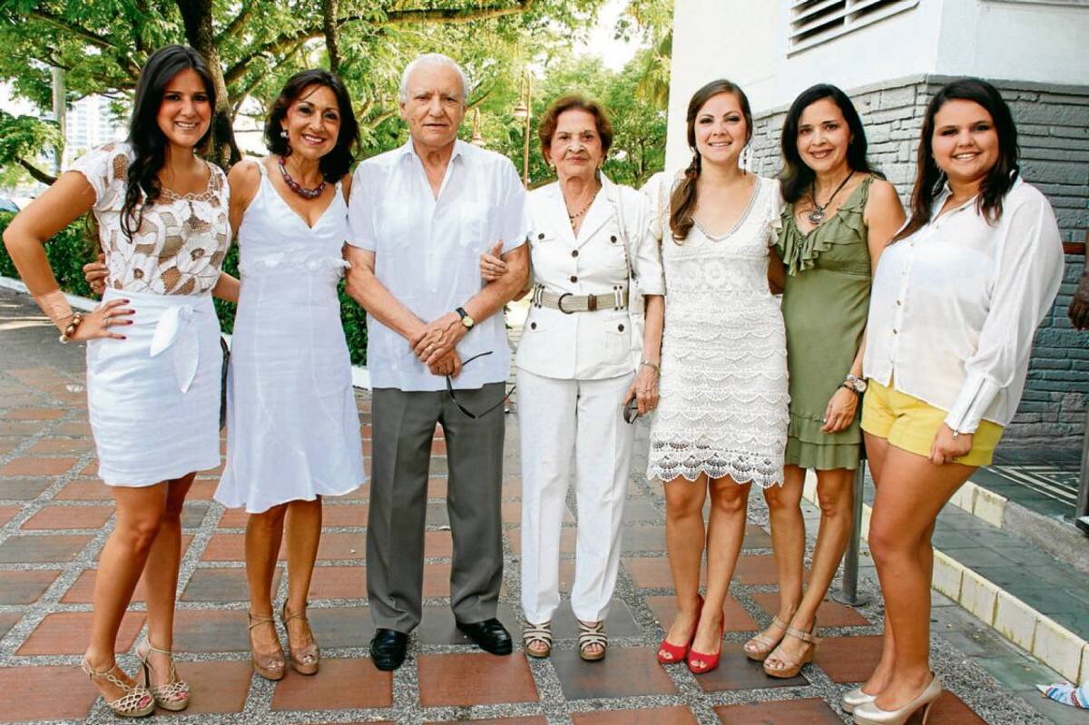 Rosanna Sanfeliu, Silvana Giaimo, Gayetano Giaimo, Sol de Giaimo, Silvana Sanfeliu, Claudia Giaimo y Daniela Schreider.