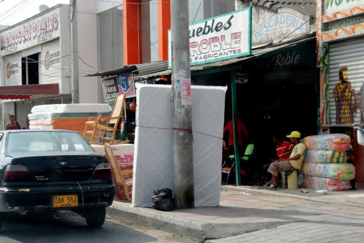 Los colchones usan como soporte los postes del anden. EL UNIVERSAL