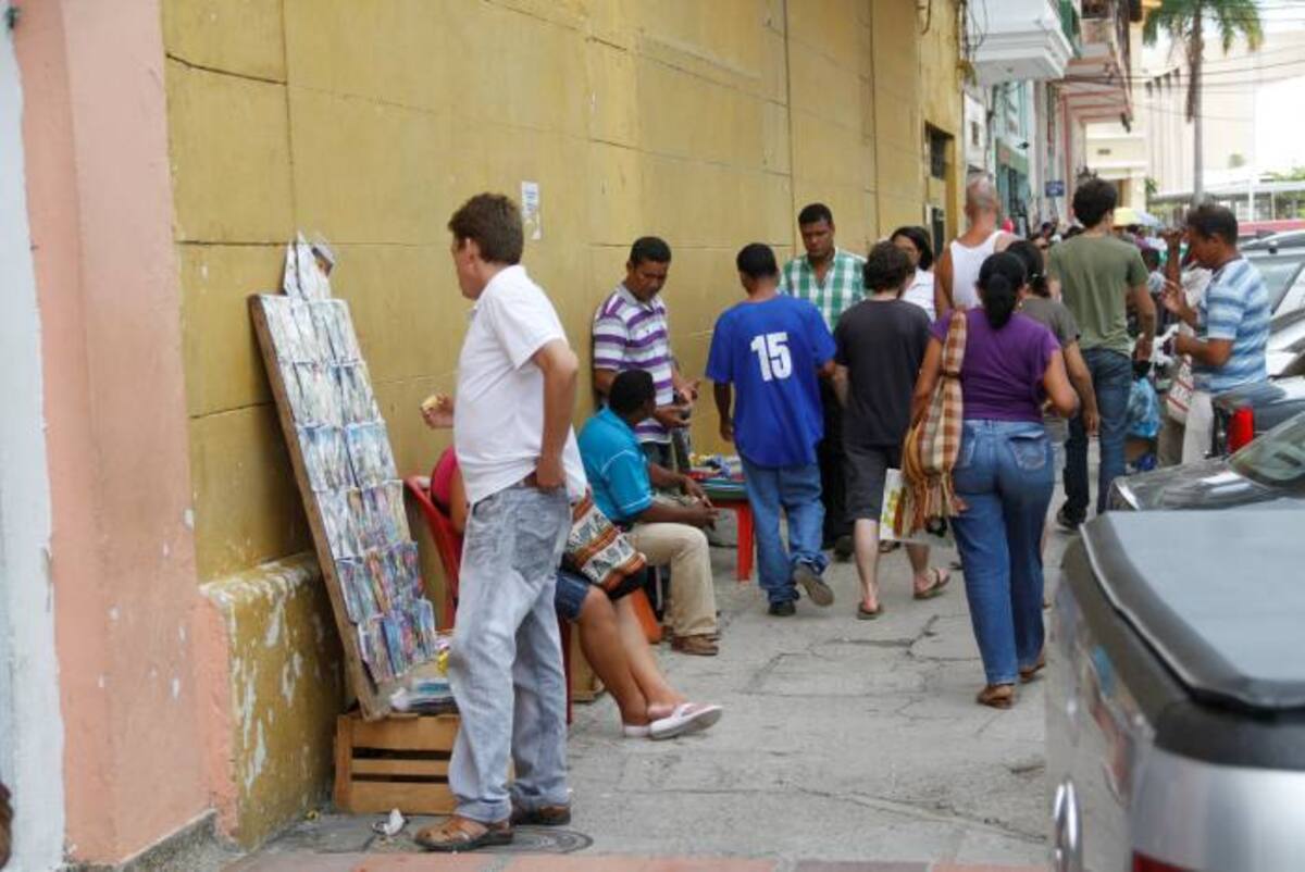 En los andenes de la Avenida Escallón trabajan informales que se dedican principalmente a la venta de libros y películas piratas. ÓSCAR DÍAZ ACOSTA - EL UNIVERSAL