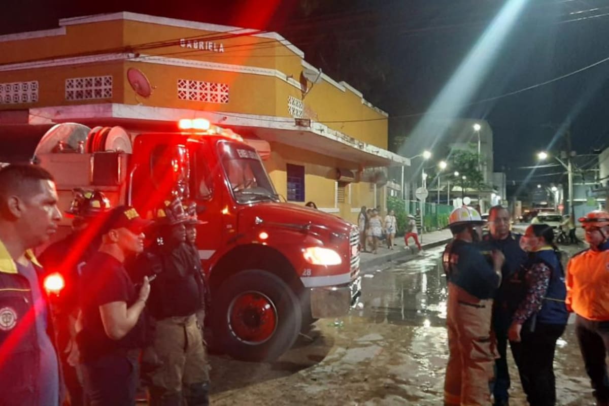 16 policías afectados durante incendio en hotel de Barranquilla