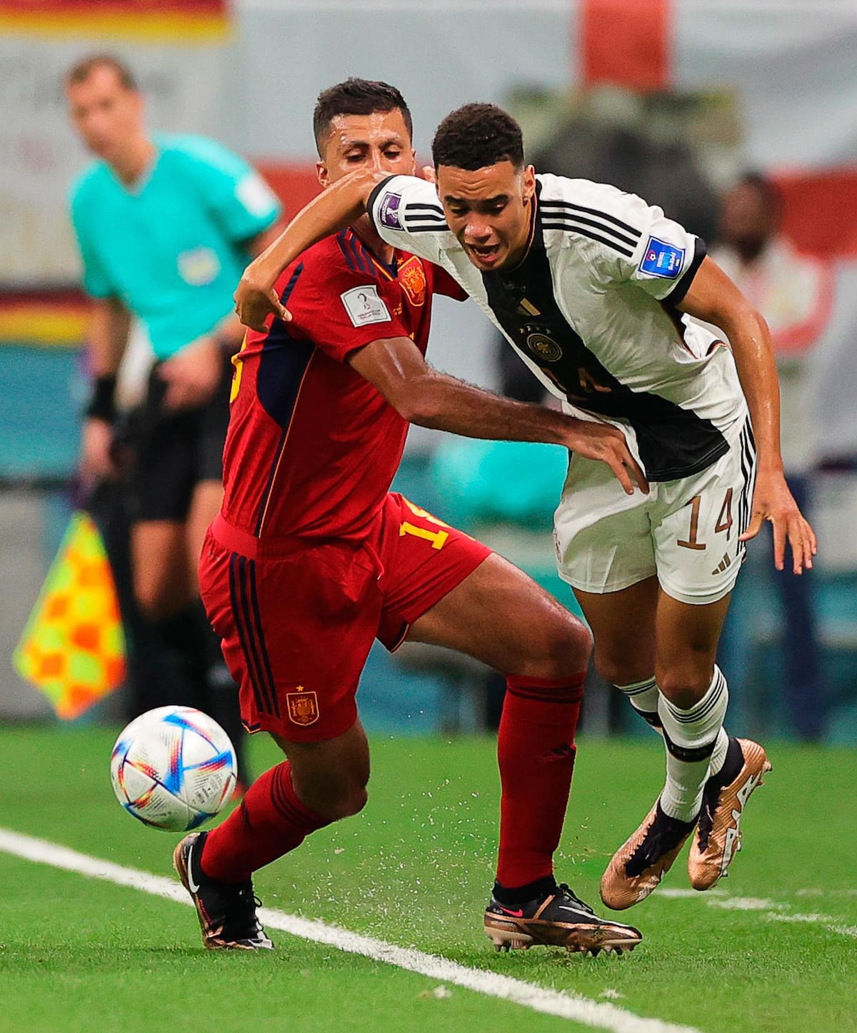 Rodrigo (L) de España en acción contra Jamal Musiala (R) de Alemania.