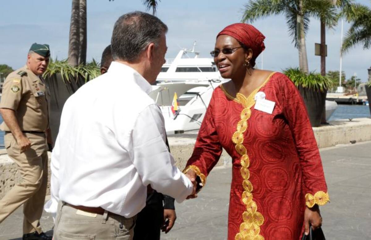 El presidente Juan Manuel Santos saluda a la secretaria general adjunta del Consejo Mundial de Iglesias (CMI), Isabel Phiri. EFE