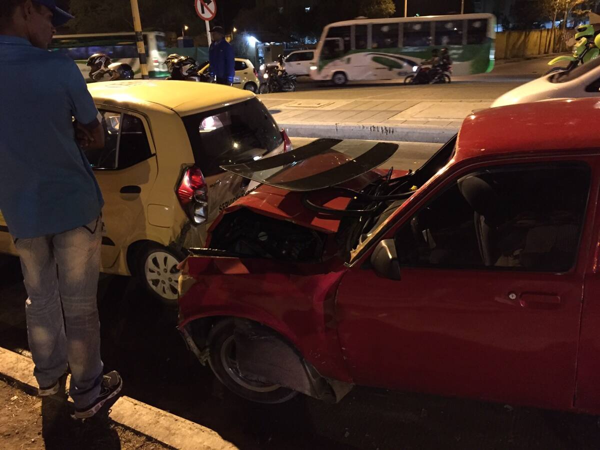 Un accidente de tránsito entre un carro particular y dos taxis en la Avenida Pedro de Heredia, a la altura de María Auxiliadora, dejó heridos a un hombre y una mujer. Cortesía Periodistas Cartagena.