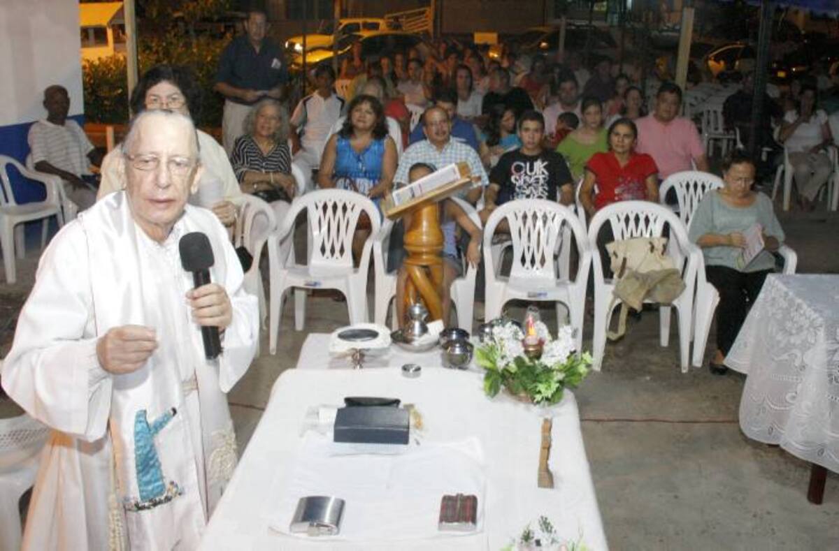 Habitual misa bajo la luna y las estrellas, en El Laguito. LUIS APARICIO-EL UNIVERSAL