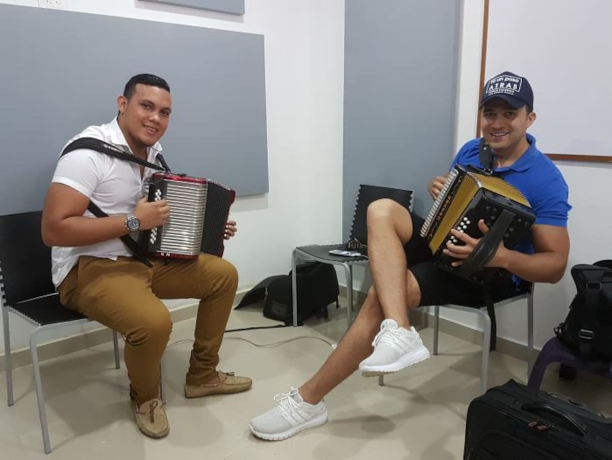 Sergio Luis Rodríguez (a la derecha), y el joven futuro del acordeón Iván Crespo.