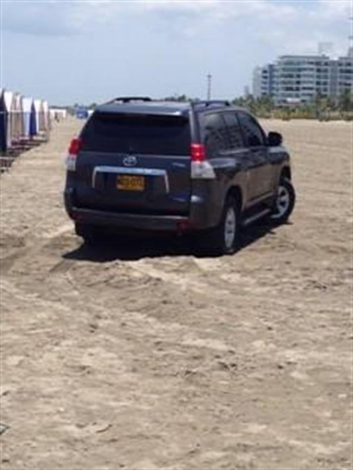 En las playas está prohibido el parqueo de carros. CORTESÍA