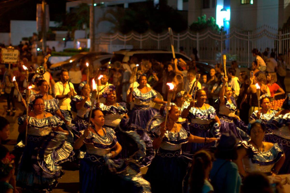 La Noche de Candela iluminó las calles del Pie de la Popa