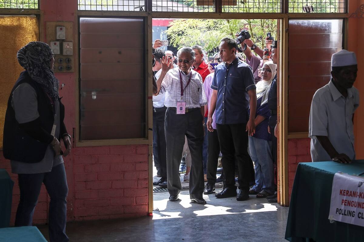 El ex primer ministro de Malasia, presidente de "Pakatan Harapan" (La Alianza de la Esperanza) y actual candidato a primer ministro, Mahathir Mohamad, llega para votar durante la decimocuarta elección general de Malasia hoy, miércoles 9 de mayo de 2018, en la escuela secundaria Titi Gajah en Alor Setar, 450 kilómetros al norte de Kuala Lumpur (Malasia). Según la comisión electoral de Malasia, 14,9 millones de personas tenían derecho a votar por 222 escaños parlamentarios y 505 escaños de la asamblea estatal. El primer ministro en funciones Najib Razak enfrenta un desafío para el cargo de primer ministro de su antiguo mentor político y ex primer ministro de Malasia, Mahathir Mohamad. EFE