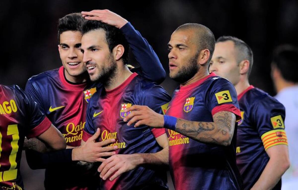 Fábregas anotó 3 de los cinco goles de Barcelona, mientras Sánchez hizo los otros dos. AP