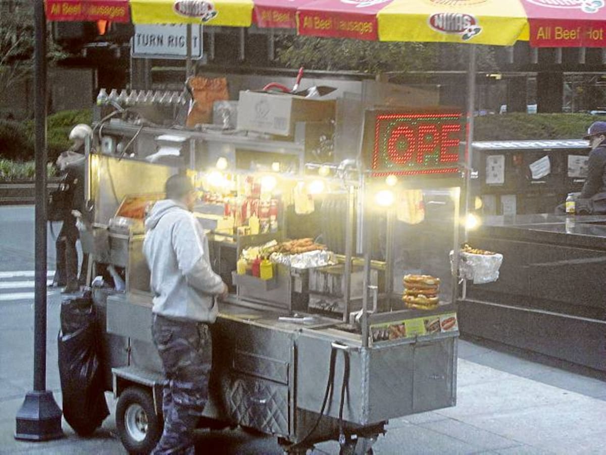 Vendedor de perros y sánduches en la acera de una de las calles de Manhattan.