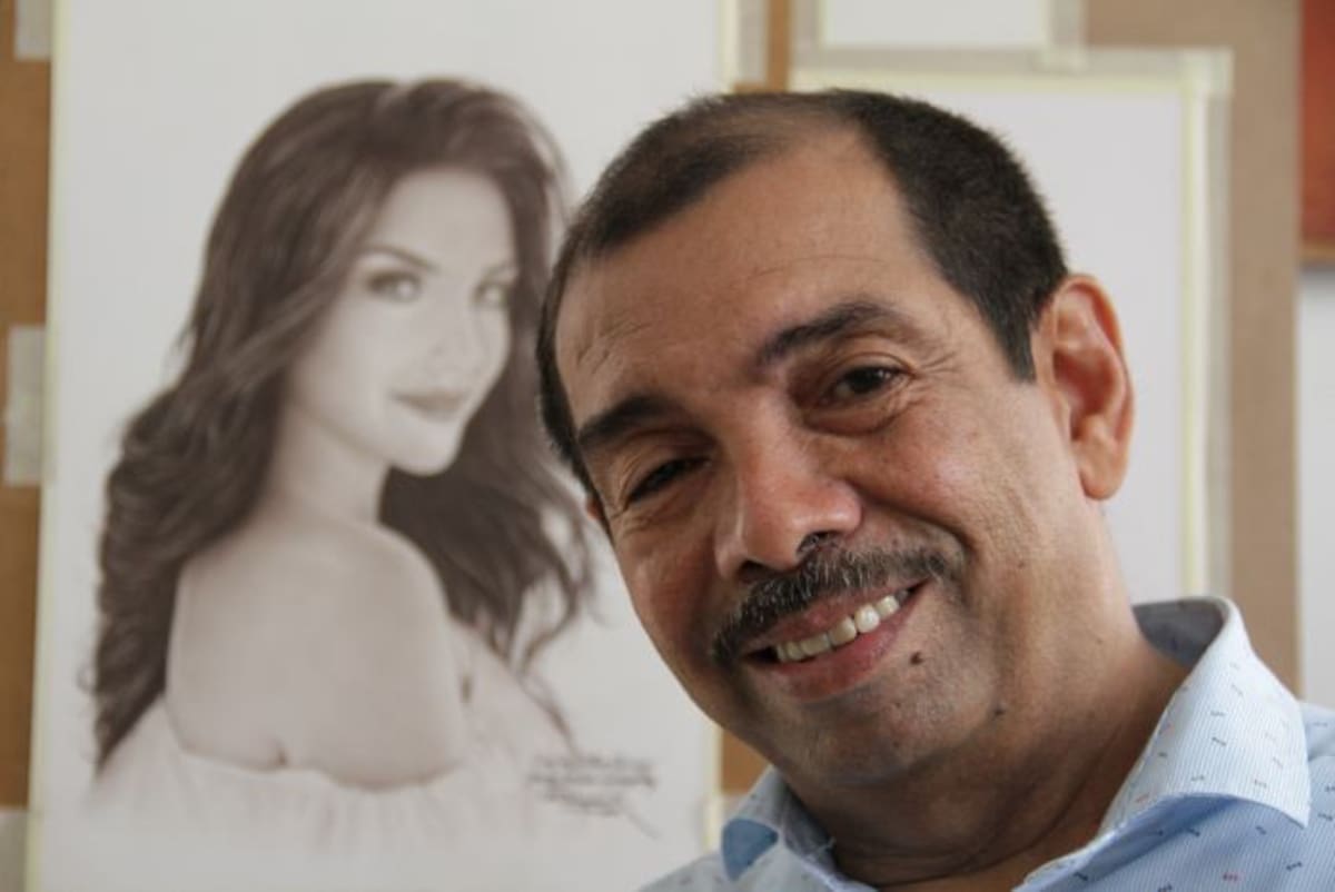 Arnaldo Pájaro posa junto al retrato de Laura González que sería entregado ayer a la reina. Fotos:Luis Aparicio - EL universal.