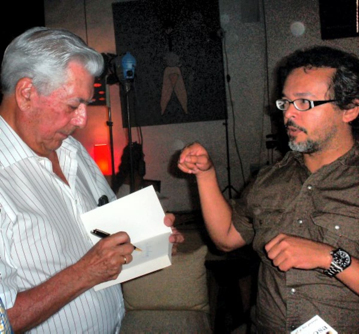 El escritor Mario Vargas Llosa firma un autógrafao a John Jairo Junieles.