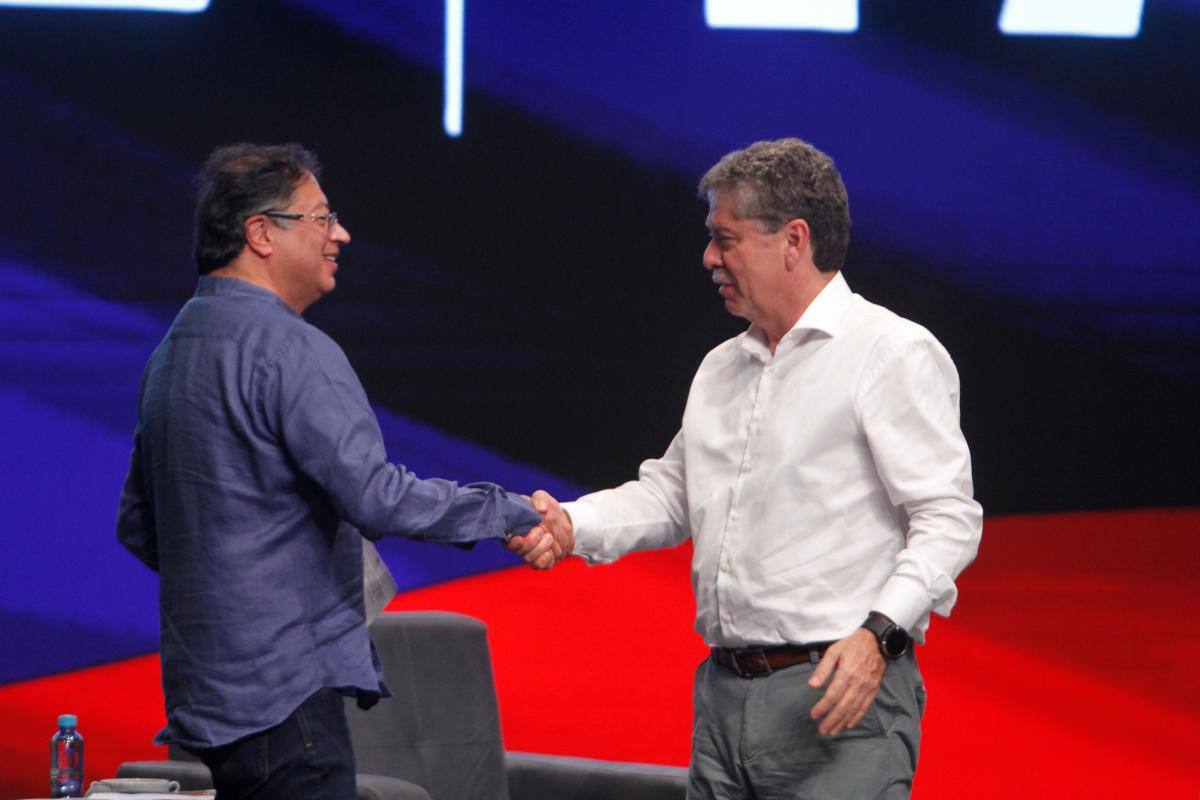 El jefe de Estado, Gustavo Petro, saluda a Bruce Mac Master, presidente ejecutivo de la Andi. // ÓSCAR DÍAZ- EU.