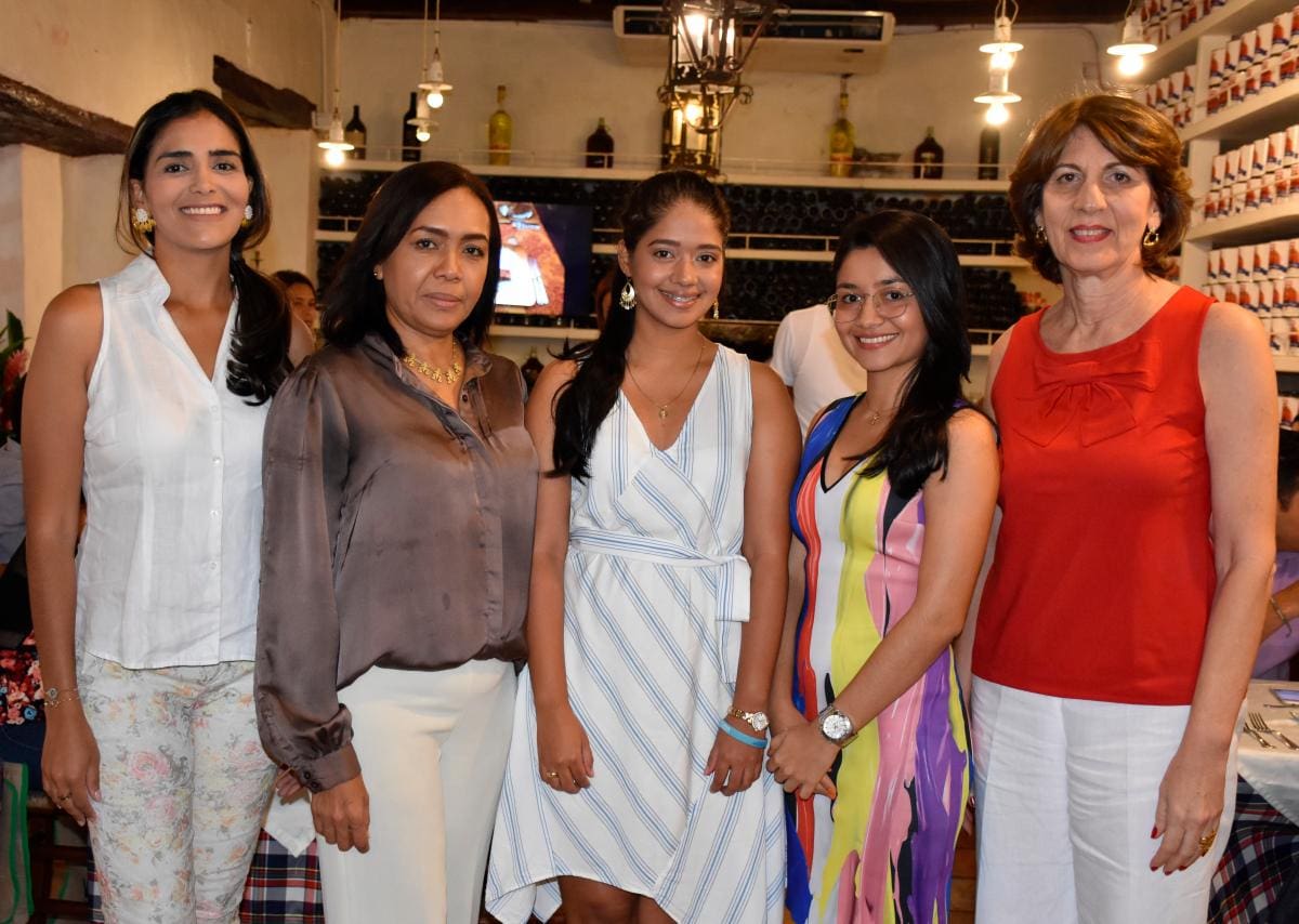 Angélica Villalba, Lina Mendoza, Melissa Mendoza, Laura Anaya y Sonia Gedeón.