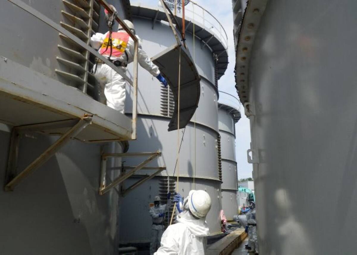 Empleados de Tepco trabajan para aislar el agua radioactva. AFP TEPCO