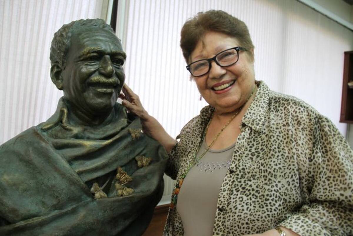Aída García Márquez acaricia la escultura de su hermano Gabo,realizada por Óscar Noriega. Zenia Valdelamar-El Universal