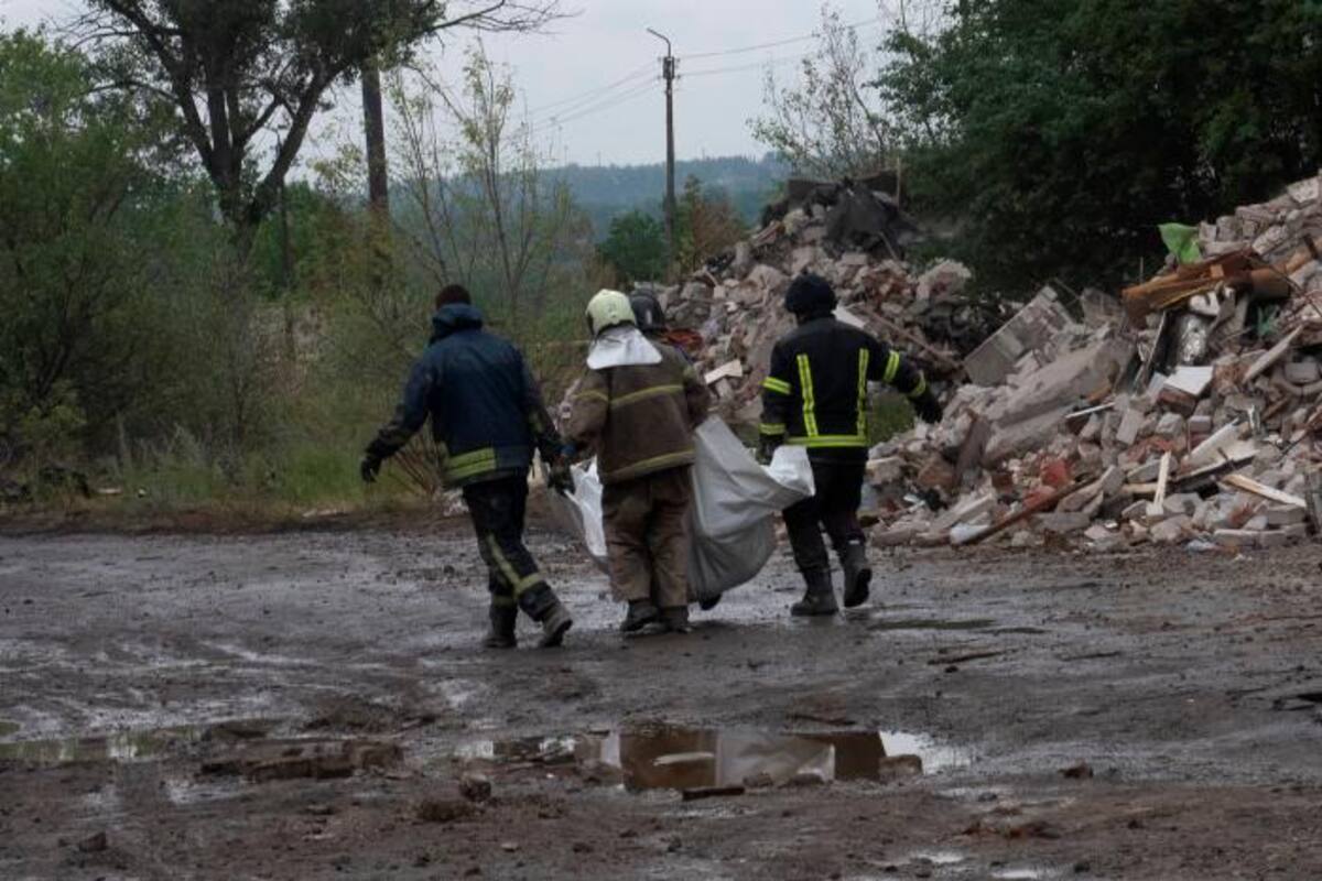 Sube a 30 los muertos por un ataque ruso contra un edificio en Donetsk