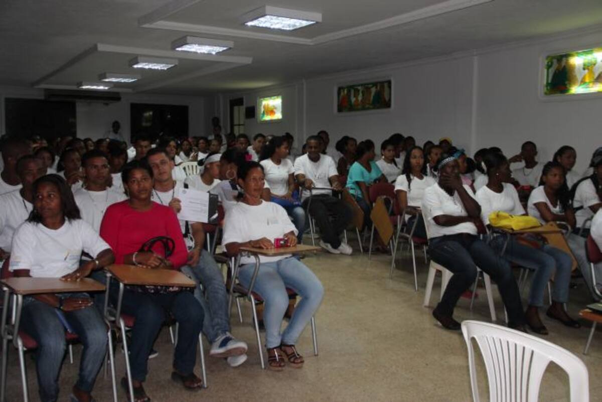 350 jovenes se capacitaron en preparación de bebidas y cócteles. EL UNIVERSAL