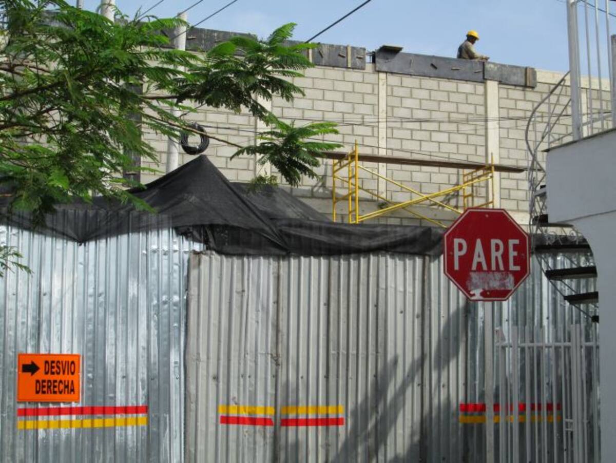 En la Carrera 26 de Las Colonias, se construye un muro lineal de notable altura, para repeler el ruido que sale de la SPRC. PEDRO TORRES, EL UNIVERSAL