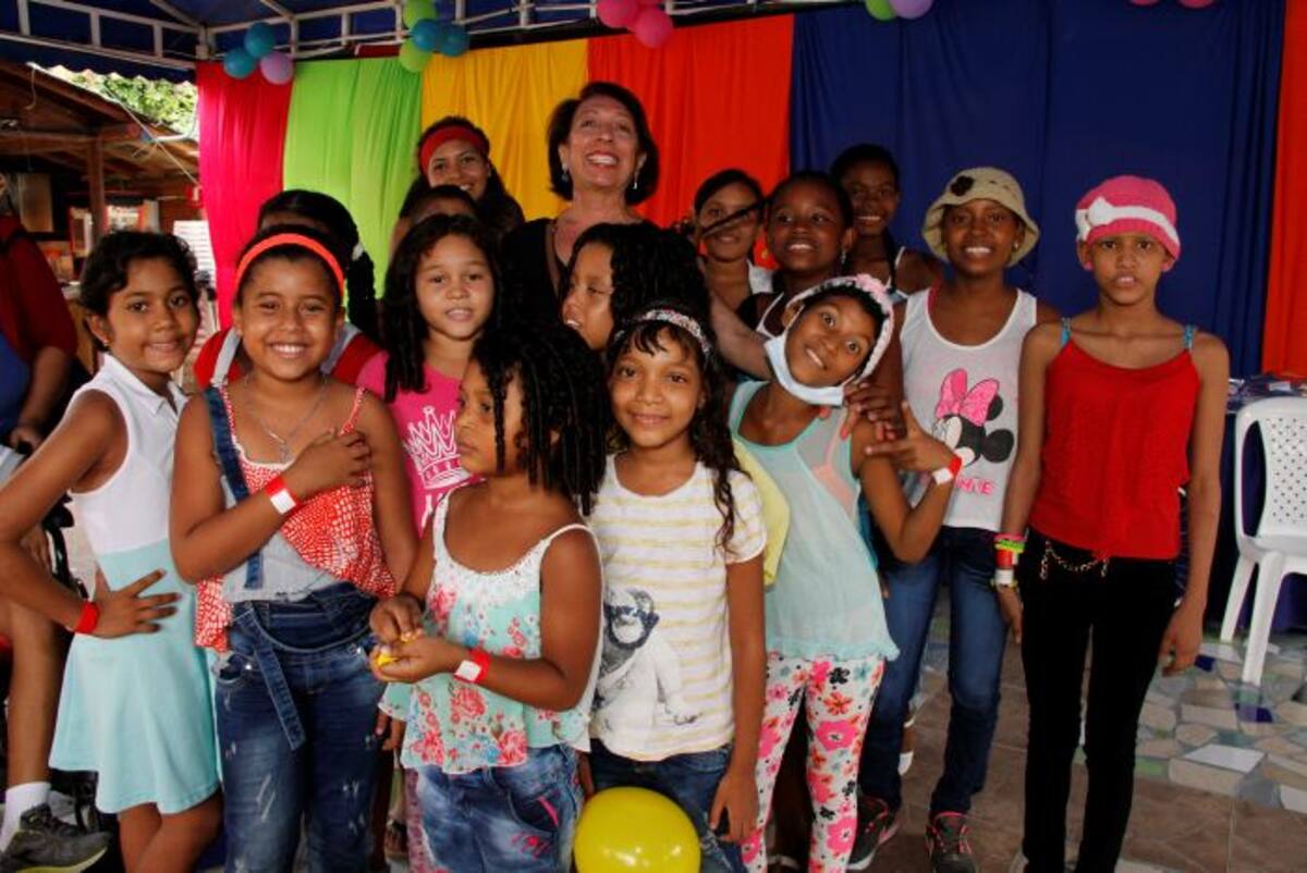 Sheila San Juan, Samantha Montes, Sharon Hernández, Adrián Fontalvo, Anchi Rocha, Lilibeth Acevedo, Divanis Blanco, Rosalin Polo, María Flórez y Eyra Salgado, acompañados por Miriam de Galeano. MARUJA PARRA