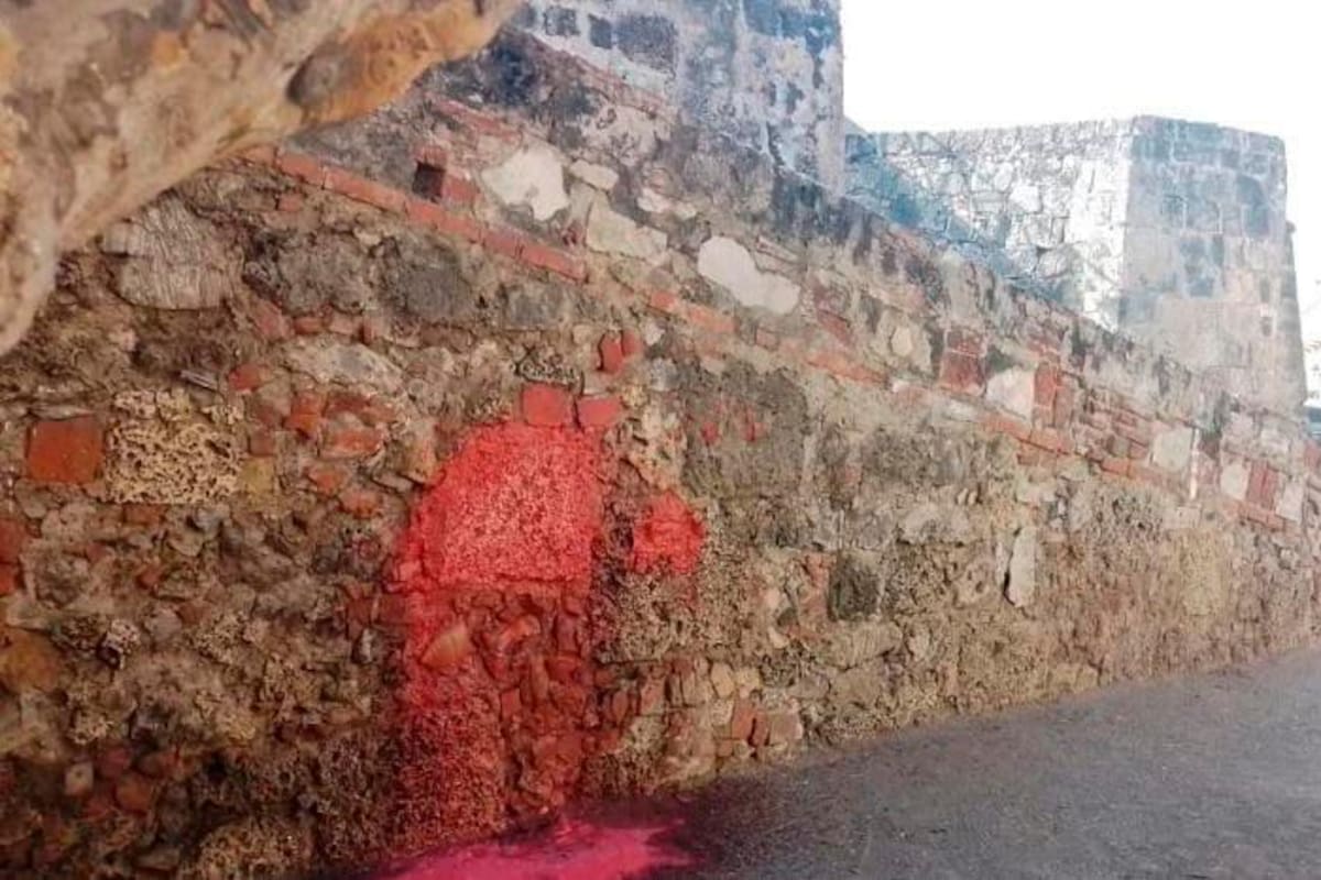 Vándalo capturado: lanzó balde con líquido rojo contra las murallas