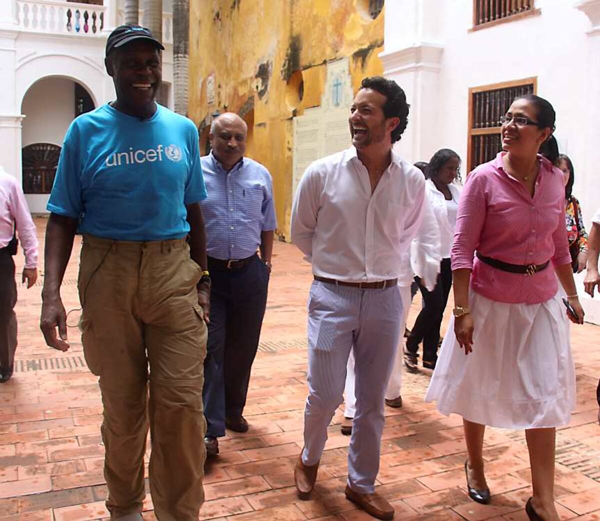 Danny Glover, junto a Luis Ernesto Araújo, entrando al Palacio de la Inquisición.