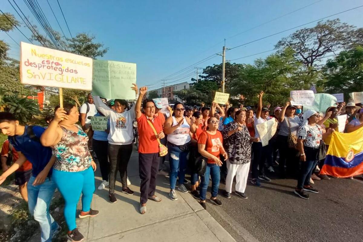 “Pueblo mirón, únete al montón”: padres bloquean la Troncal de Occidente