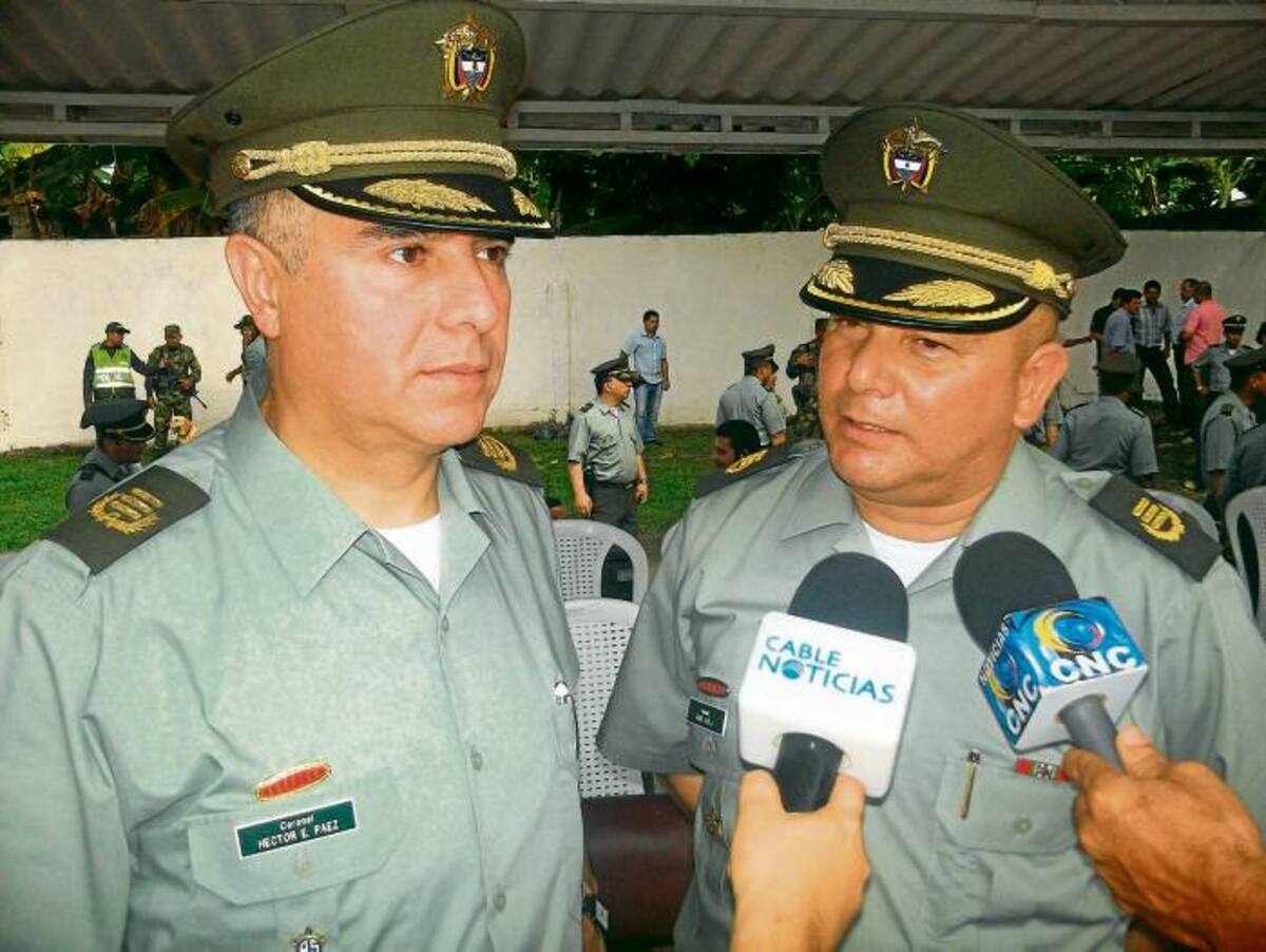 El Comandante del Brigada 11 del Ejército, General Leonardo Pinto, entregó el escudo de la institución al Coronel Héctor Páez, como reconocimiento a su trabajo y trabajo en equipo.