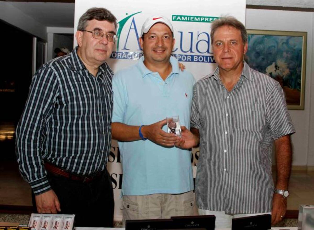 De izquierda a derecha, Giuseppe De Vecchi, patrocinador; Jorge Álvarez, campeón absoluto y Juan José Alarcón, de la fundación Limmat Stitung de Suiza durante la ceremonia de premiación. Maruja Parra-El Universal