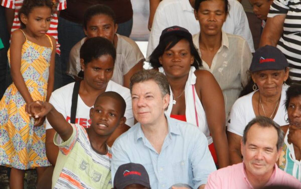 El presidente Santos se sentó en medio de un grupo de beneficiarios. Julio Castaño