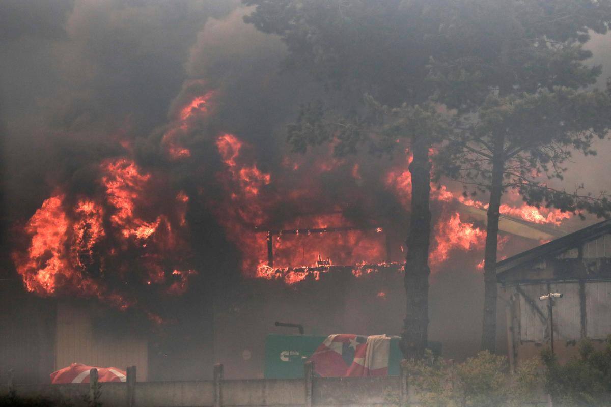 Suben a 99 los muertos en los devastadores incendios de Valparaíso, Chile