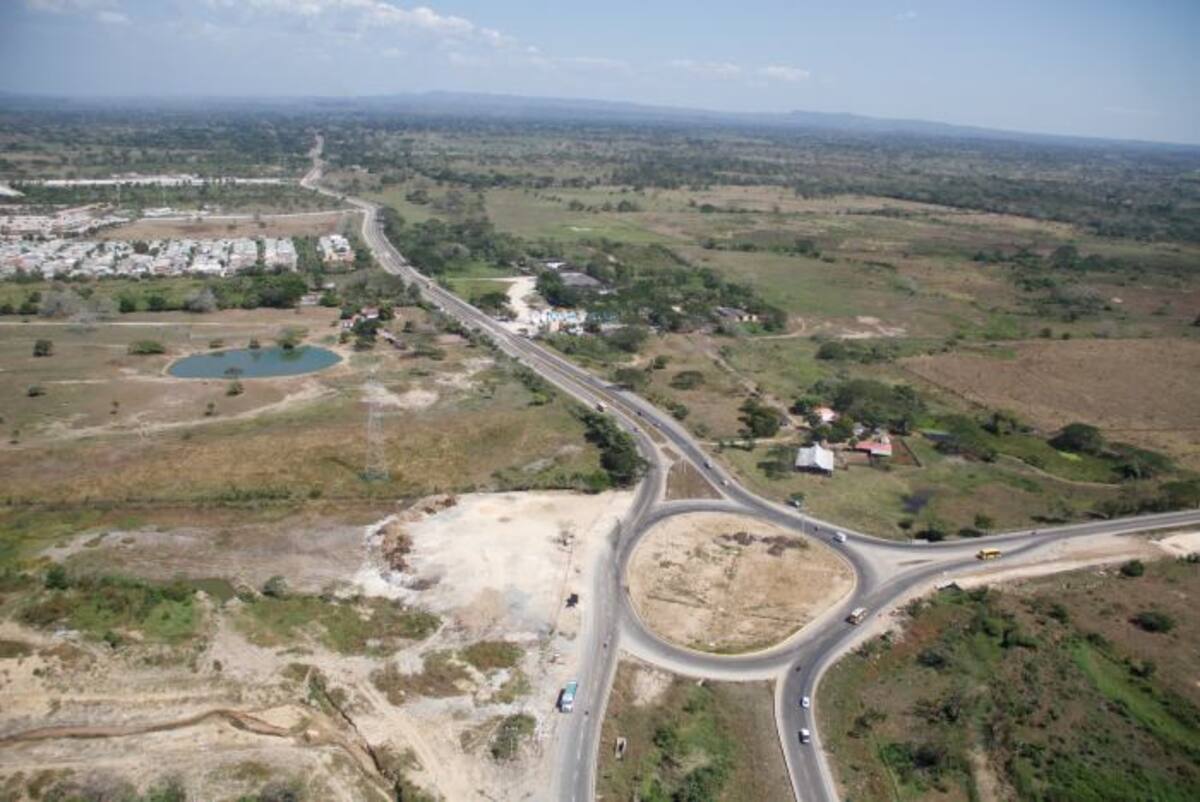 Vista aérea de la doble calzada Cartagena-Bayunca (La Cordialidad), a la altura de la intesección con la Variante Cartagena, frente a El Pozón. FOTO AÉREA ÓSCAR DÍAZ- EL UNIVERSAL